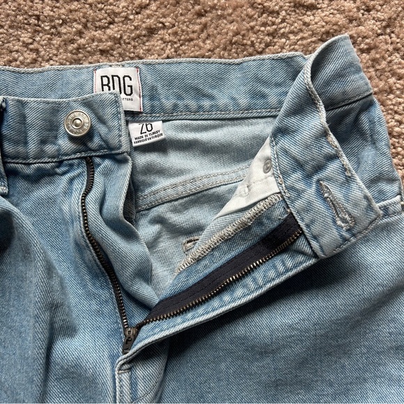 BDG Urban Outfitters High Rise Baggy Destroyed Modern Boyfriend Jeans Size 26 - Picture 5 of 13